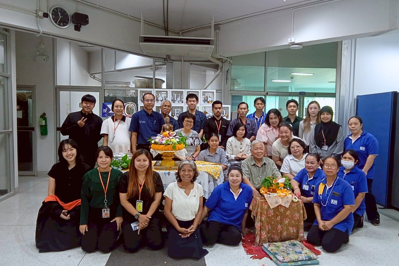 คณะพลังงานสิ่งแวดล้อมและวัสดุ ได้จัดพิธีสรงน้ำพระพุทธรูปและรดน้ำดำหัวขอพรจากผู้อาวุโส เนื่องในโอกาสวันสงกรานต์ เพื่อร่วมสืบสานประเพณีไทยอันดีงาม